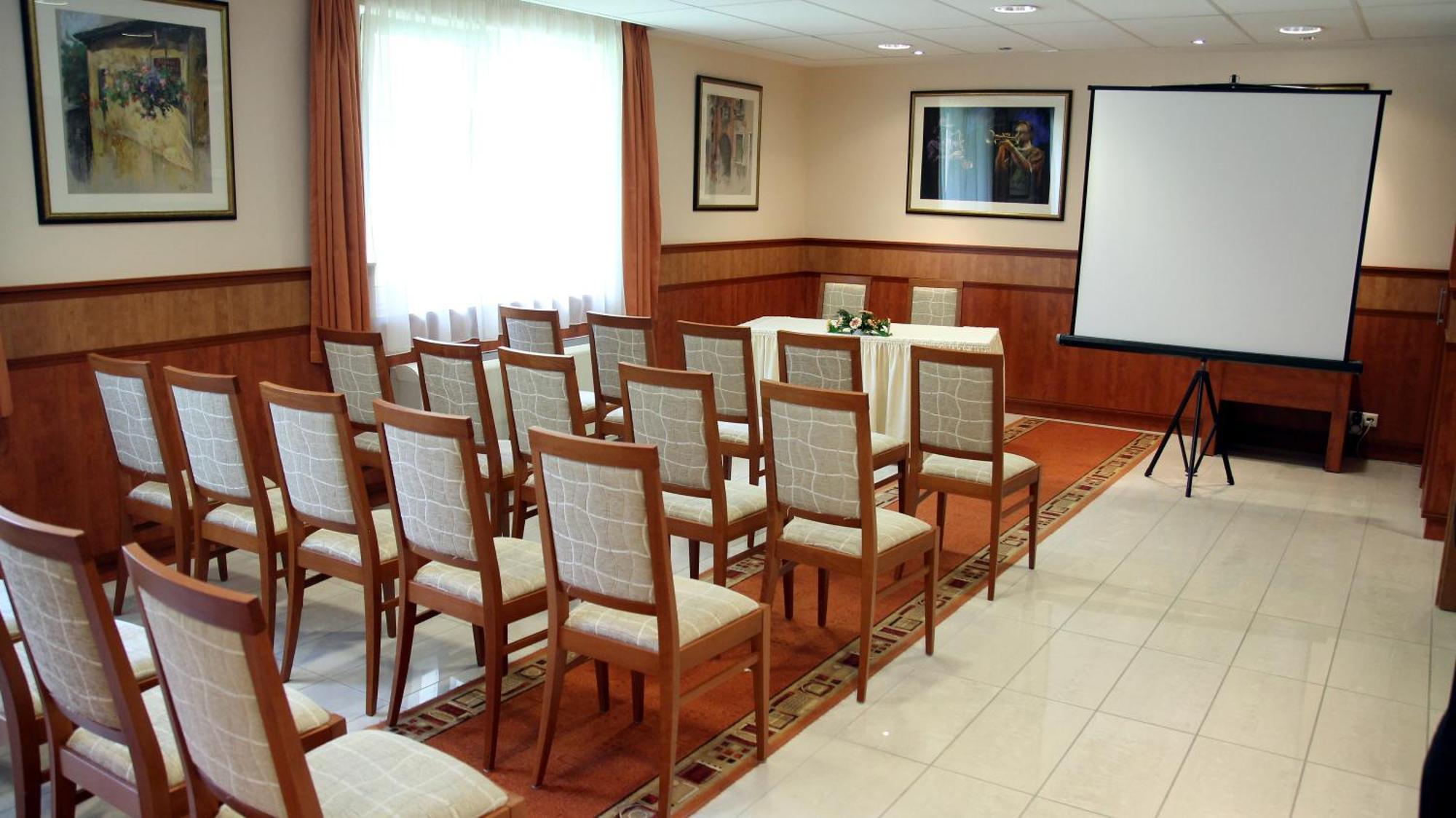 Garden Hotel Wellness Es Konferencia Szolnok Luaran gambar