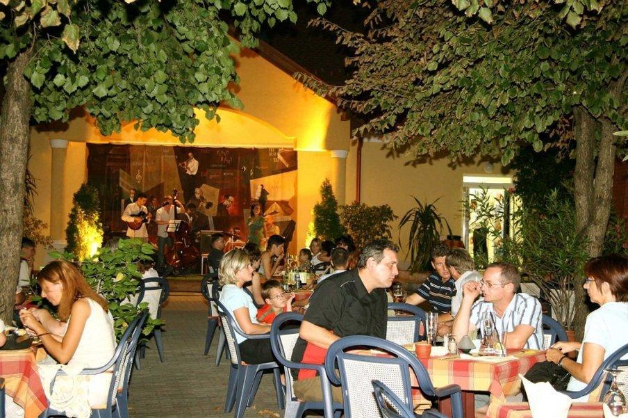 Garden Hotel Wellness Es Konferencia Szolnok Restoran gambar