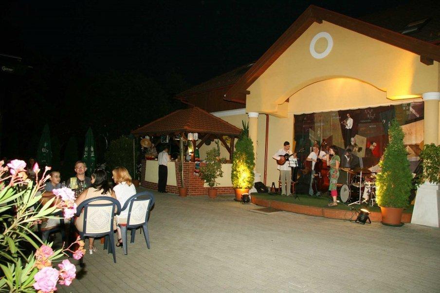 Garden Hotel Wellness Es Konferencia Szolnok Restoran gambar