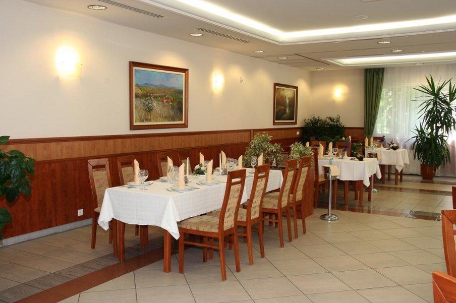 Garden Hotel Wellness Es Konferencia Szolnok Restoran gambar