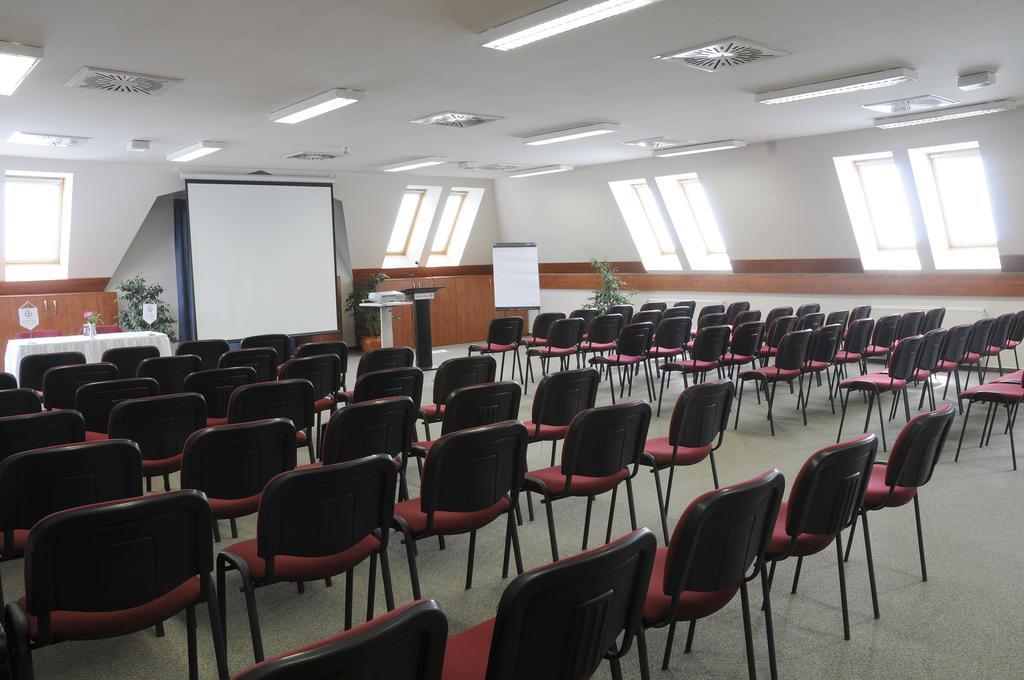 Garden Hotel Wellness Es Konferencia Szolnok Luaran gambar