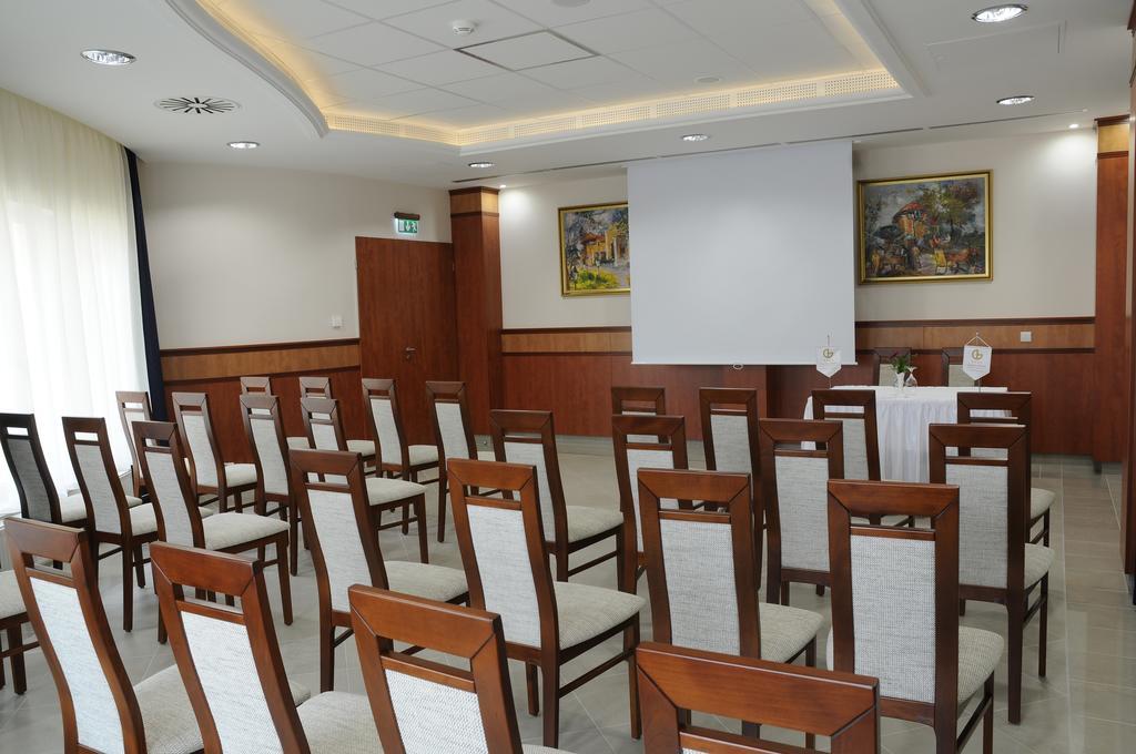 Garden Hotel Wellness Es Konferencia Szolnok Luaran gambar